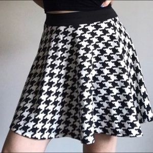 M/L B&W pattern high waisted skater skirt